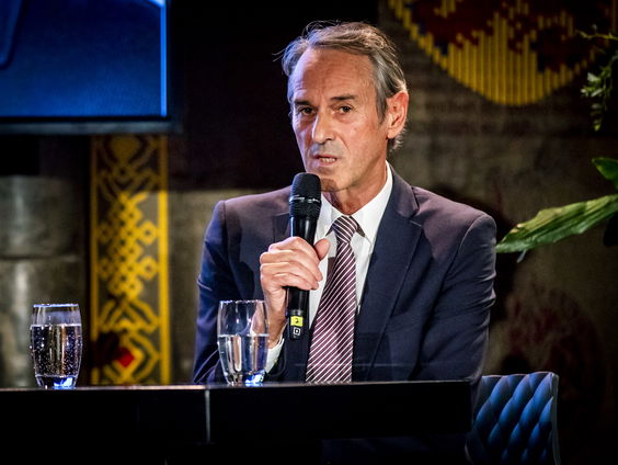 Regisseur Ivo van Hove streamt zijn nieuwe marathonvoorstelling Kings of War
