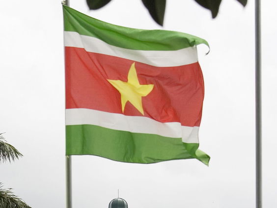 Maakt Nederland zich verdacht door archieven over Suriname niet te openen?