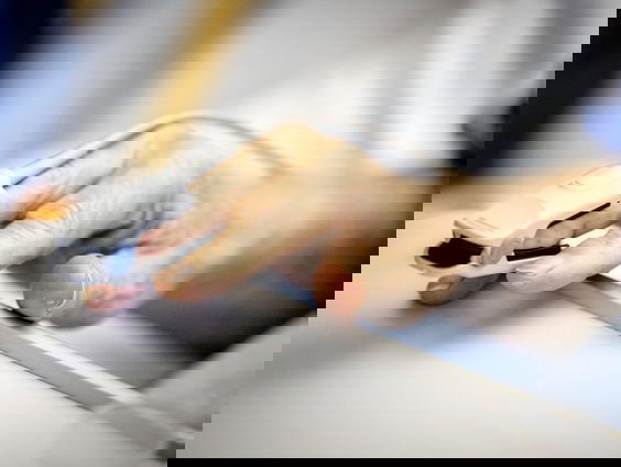 ‘Om de zorg draaiende te houden moeten we oppassen met overbehandelen’