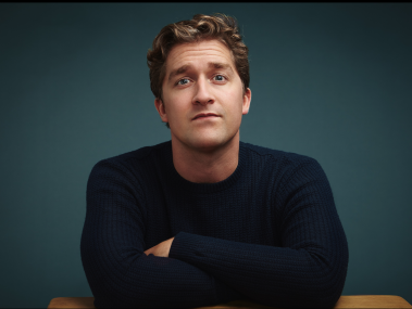 De reizende microfoon strandde bij Alex Ploeg. Malou sprak hem over ego, comedian-concurrentie, zenuwen é ...