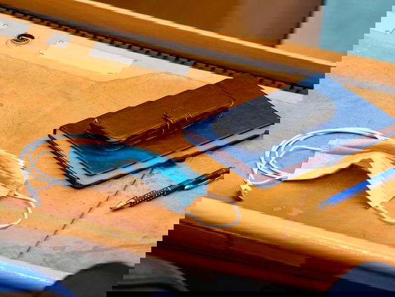 Esma Kendir demonstreert bij het ministerie van Onderwijs, Cultuur en Wetenschap tegen de studieschulden