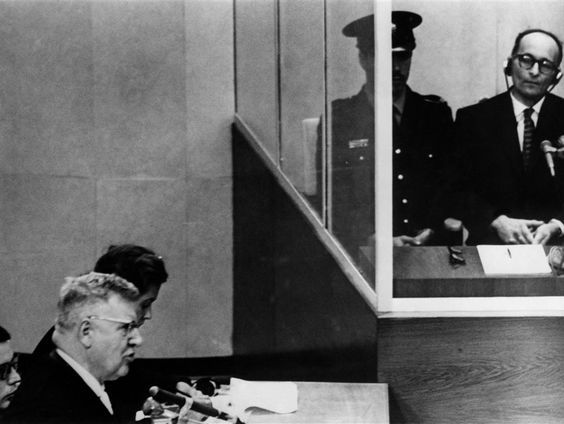 De jacht op oorlogsmisdadigers uit WO II. Arnold Karskens legt het belang uit.