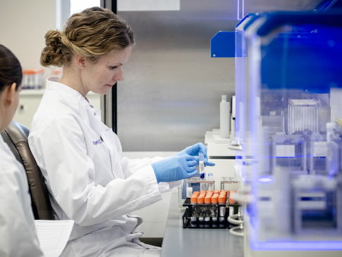 Wat is er tegen op veel testen?