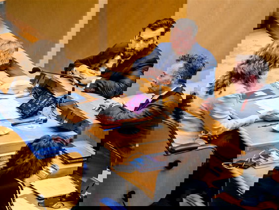 De macht in de nacht - Er wordt wat afgesplitst in Den Haag