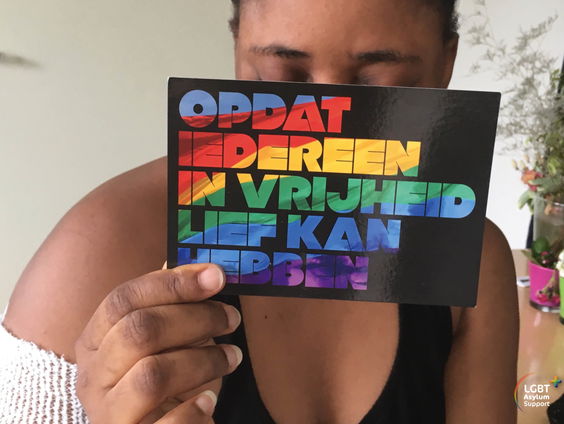 De lesbische Happy kreeg bij vermeend anti-homogeweld onlangs kokend water over zich heen gegooid in een AZC maar werd tóch bijna uitgezet naar Nigeria