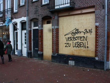 Binnen 30 seconden plaatst visual poet Lazer 3.14 zijn leuzen in Amsterdam