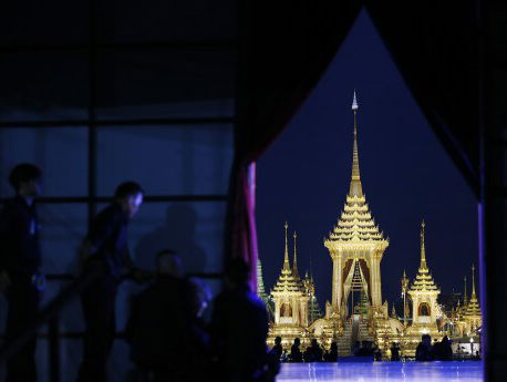 Tienduizenden Thai zitten al klaar voor mega-uitvaart Bhumibol