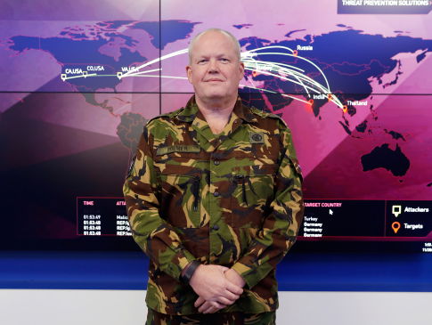 De allereerste cybergeneraal van het Nederlandse leger stopt