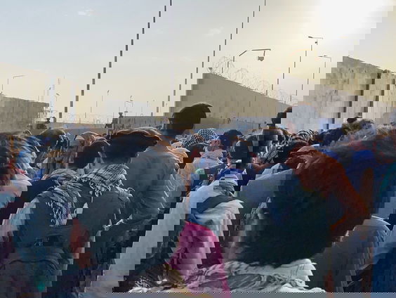 Nederlandse ambassadeur op vliegveld Kabul: 'Het gaat er hardhandig aan toe'