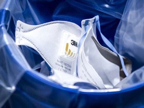 De lucratieve handel in mondkapjes