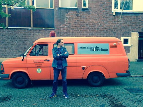 Man met de microfoon presenteert: Lock down