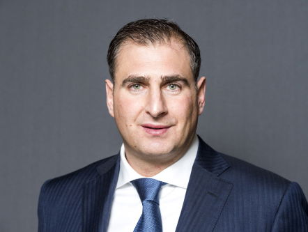 ‘Dader met enkelband zit met biertje op de bank en lacht iedereen uit’