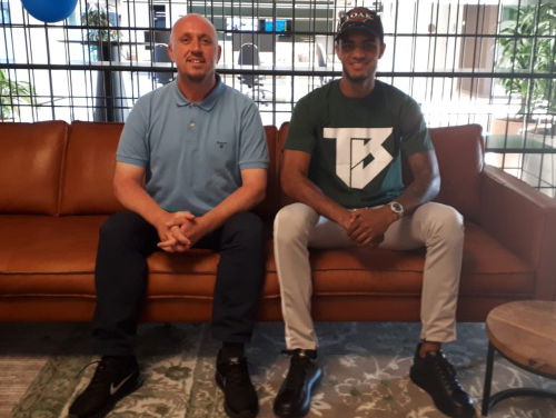 Tyjani Beztati was op een haar na de jongste kampioen bij Glory ooit