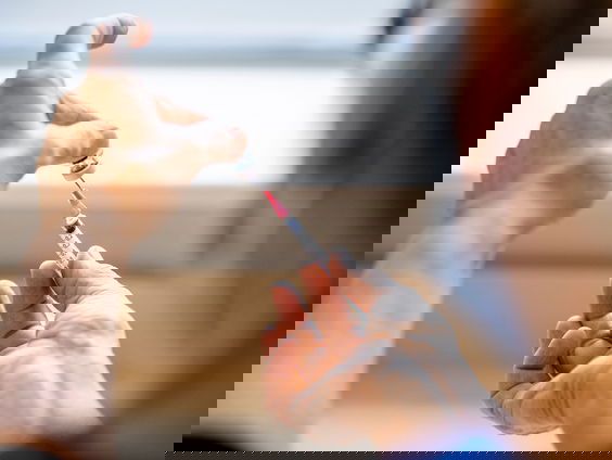 Na allergische reactie op eerste prik is tweede vaccinatie toch mogelijk