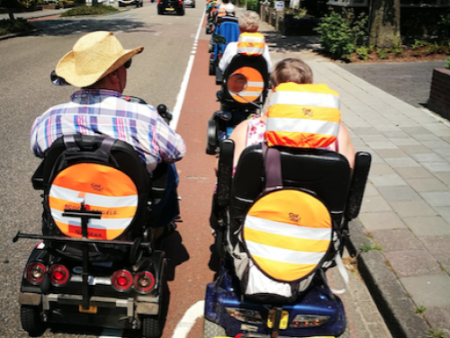 Reinout Meijer mee met de scootmobielclub
