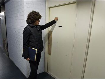 Deurwaarder wil menselijk zijn, geen boeman