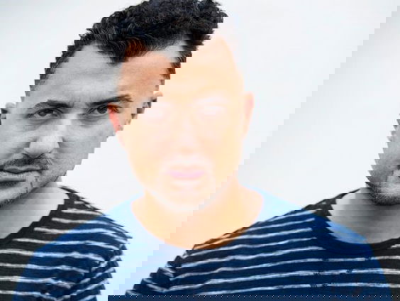 Kunststof - Özcan Akyol, schrijver en presentator