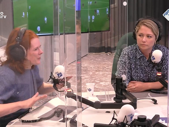 Yentl en de Boer zingen liedjes voor bij het kampvuur, maar nu even niet