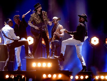 Doventolk Mirjam Stolk debuteerde vanavond live tijdens Songfestival