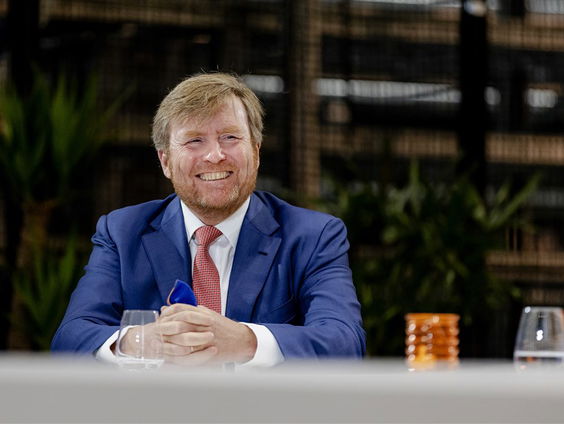 Stand.nl: De Koning heeft het verlies aan vertrouwen aan zichzelf te wijten