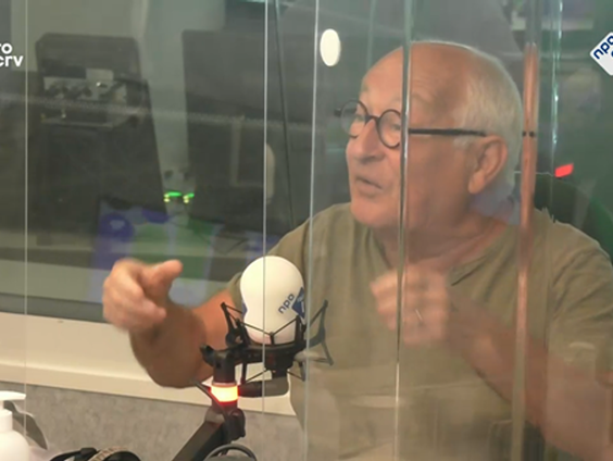 Youp van 't Hek zingt in Huisje aan C