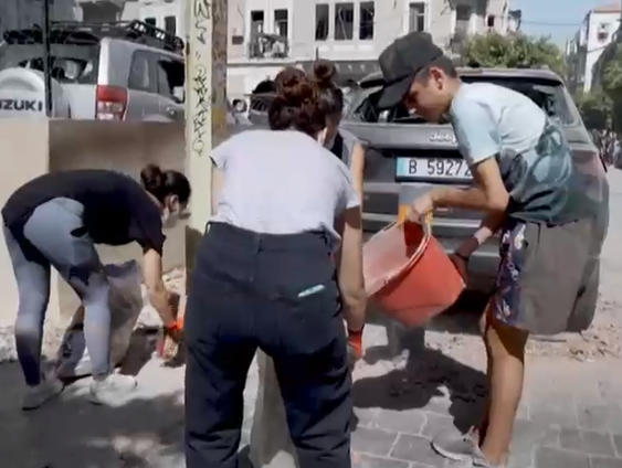 Jongeren ruimen puin in Beiroet en maken zich zorgen om hun toekomst