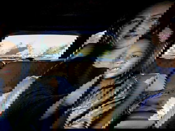 Fotograaf Judith reisde met haar zoon in een oldtimer door de Sahara opzoek naar zijn roots