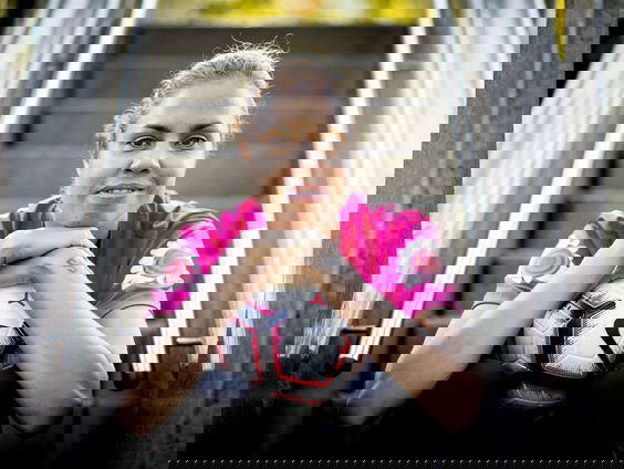 Straatvoetballer Rocky Hehakaija komt met korte films over Favela Street