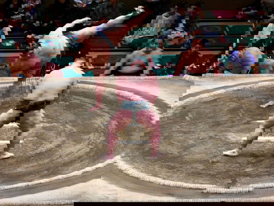 Jesse Moerkerk woonde 3 maanden met 30 sumoworstelaars samen