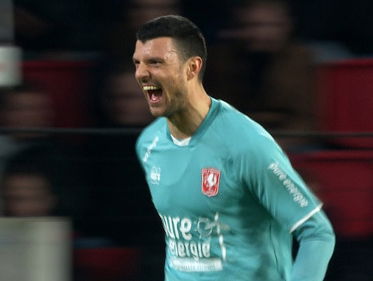 'Geweldige goal' Vuckic brengt Twente in Eindhoven op gelijke hoogte