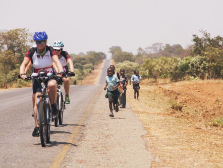 Fietstocht in Malawi: ontwikkelingshulp of 'aapjes kijken'