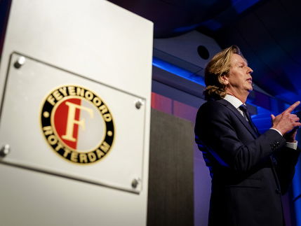 Feyenoord-directeur Jan de Jong leest voor