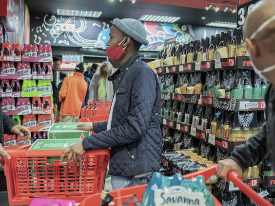 Zuid-Afrikanen in de rij bij drankwinkel voor eerste biertje in twee maanden
