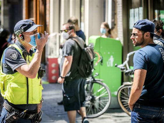 Is waarschuwen tegen corona genoeg of zijn er strengere maatregelen nodig?
