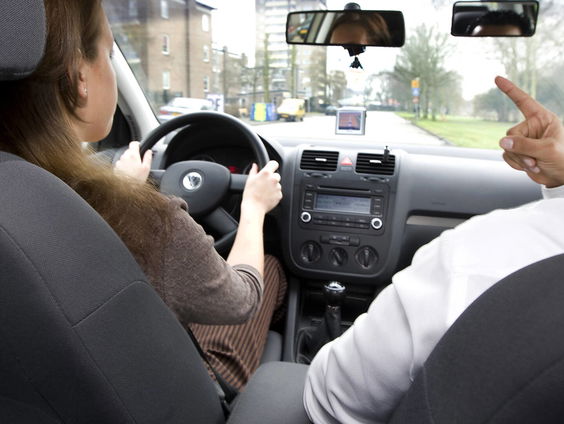 Het CBR moet voorrang geven aan mensen van 18 tot 25 jaar