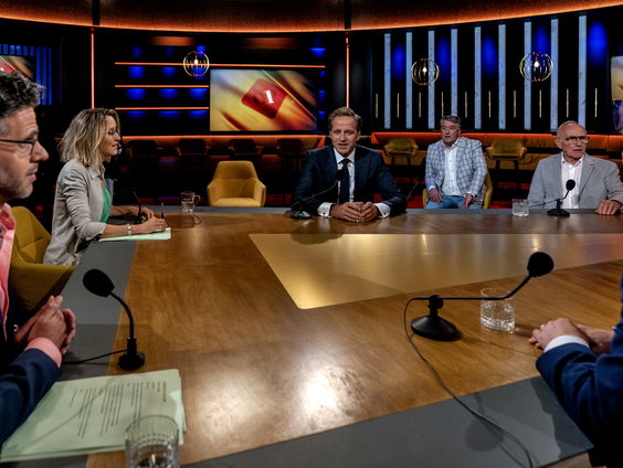 Worden talkshows terecht uitgezonderd van de avondklok?