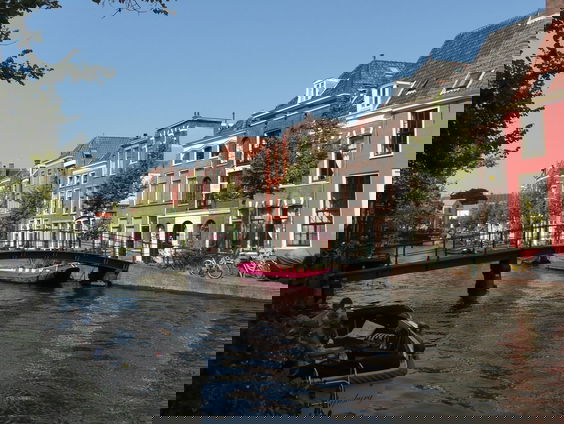 Moeten de kano's die de Leidse grachten schoon houden weg uit de stad?