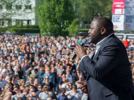 Burgeractivist Mpanzu Bamenga wint MensenrechtenMens 2021 voor zijn strijd tegen etnisch profileren