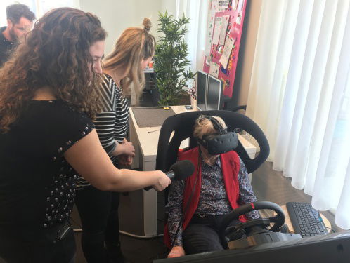 Oma Veldhuizen stapt in de virtuele wereld