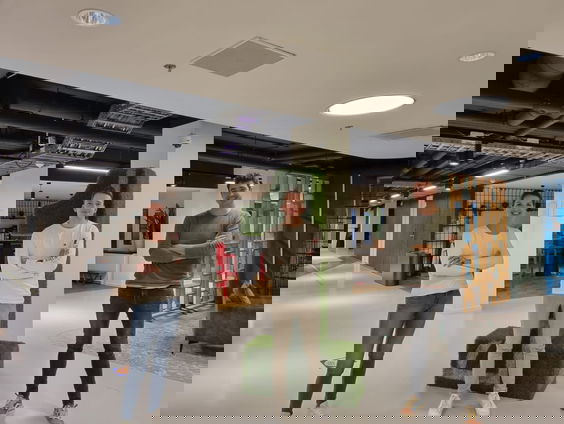 Dit is de zaterdag met Tom de Nooijer en Jolanda van de Beld, gepresenteerd door Maarten Vermeulen