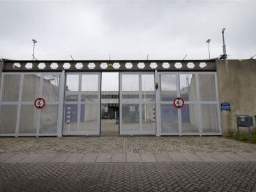 Reportage: Demonstreren bij een omstreden detentiecentrum