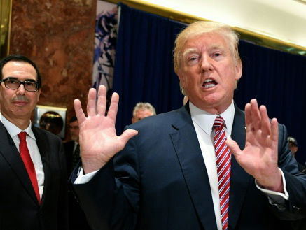 Trump steunt tegenstanders neerhalen standbeeld Charlottesville