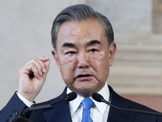 Wat moet minister Blok bespreken met de Chinese minister van Buitenlandse Zaken?