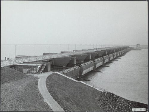 Haringvlietsluizen op een kier