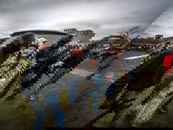 Hoe helen we de breuk in de samenleving? ‘Noem mensen geen wappies’