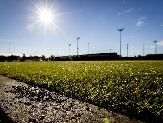 Een bezoekje aan een door regenwater gekoeld kunstgrasveld