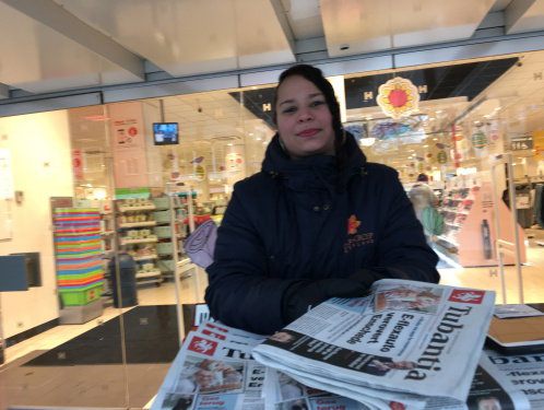 R1V Mijn Nederland 'Met een HBO diploma op straat abonnementen van kranten verkopen'