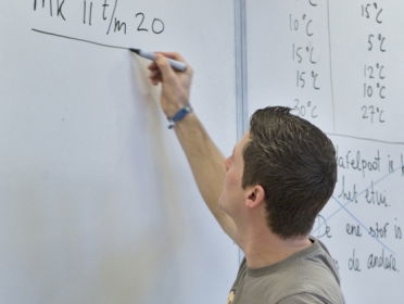 Van curlingmoeder naar tigermom: ouders bemoeien zich met schooladvies kind