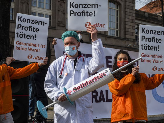 Waarom vaccinfabrikanten hun patenten niet opschorten