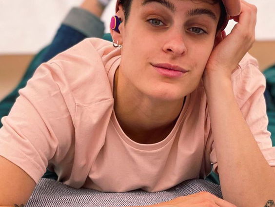 Thorn Roos de Vries eerste non-binaire acteur in Nederlandse film Anne+